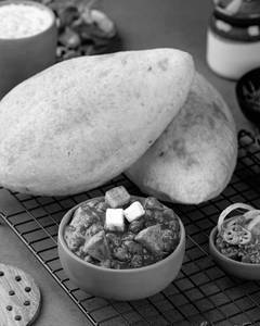 Special Chole Bhature Paneer Wale [2 Bhature]