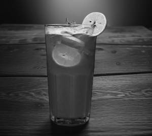 Lemon ice tea (tangy and refreshing ice tea with lemon)