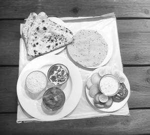 Dum Ka Paneer With Gilafi Naan