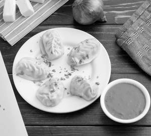 Cheesy chicken momos