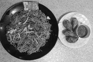 Chicken Chowmein [Half] With Chicken Fried Momos [4 Pieces]