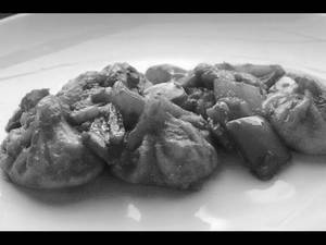 Veg Schezwan Momos [8 Pieces]