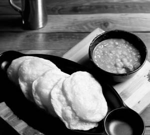 Fulko Luchi [ 5 Pcs ] With Ghugni And Sweet