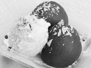 Gulab Jamun With Ice Cream