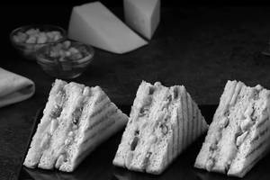 4 Cheese Chilli Sandwich [3 Layers]