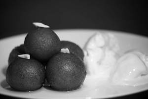 Gulab Jamun With Ice Creram [2 Pcs]