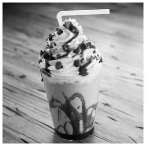 Kit Kat Shake With Ice Cream