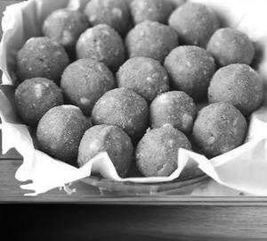 Gond Laddu