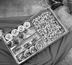 Namkeen(Bhaji) +Dry Fruit Sweet Classic Box(900gm)