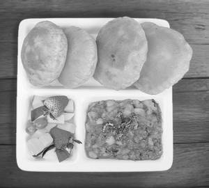 Puri bhaji (4 Puri )