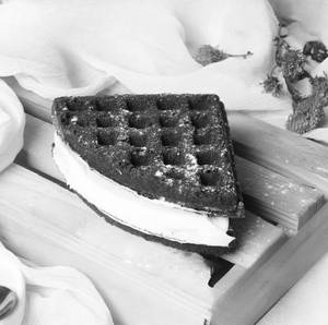 Dark & White Esctasy Waffle
