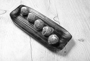 Gond Giri Laddu