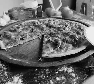 12" Sundried Tomatoes, Roasted Bell Pepper, Black Olives Roasted Garlic Pizza