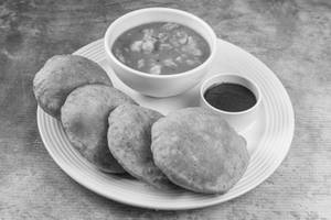 4 pieces poori with sabji [300 ml]