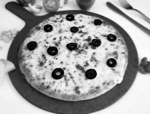 Cheese & Black Olives Pizza