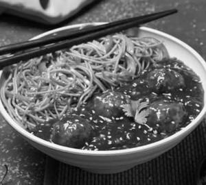 Hakka Noodles With Manchurian Gravy