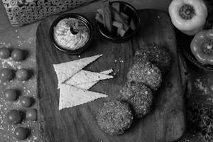 Hummus With Falafel