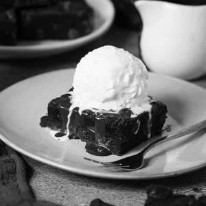 Walnut Brownie With Ice Cream
