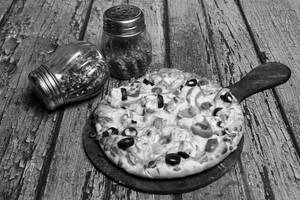 Butter Paneer Pizza [10 Inch] + Coke