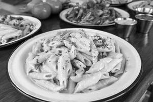 Chicken Alfredo Penne Pasta With Garlic Bread