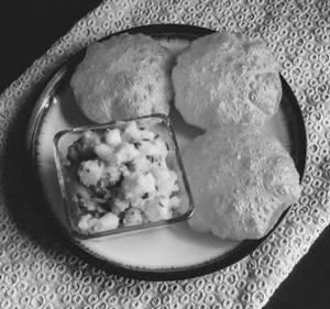 8 Poori + Suki Bhaji + Curd + Pickle