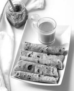4 Thepla + Masala Chai + Pickle