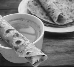 4 Methi Thepla + Chai + Pickle