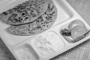 Aaloo Paratha With Curd (2 Pc)