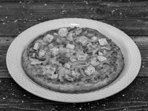Chilli paneer pizza
