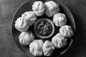 Veg steamed momos with butter garlic sauce [10 pieces]