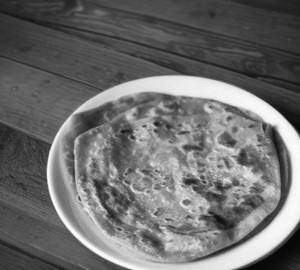 1 pyaaz paratha with Pickle