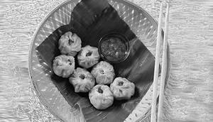 Schezwan Veg Momos [6 Pcs]