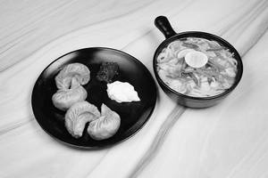 Veg Whole Wheat Momos [4 Pieces] + Thukpa [500 Ml]