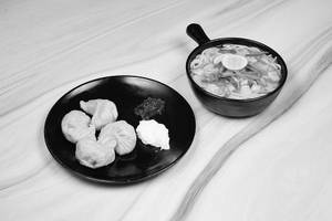 Steamed Classic Veg Momos [4 Pieces] + Thukpa [500 Ml]