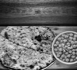 Onion Kulcha + Chana Gravy 