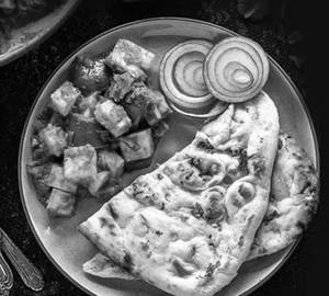 Kadhai Paneer & 1 Butter/Garlic Naan/Laccha Parantha