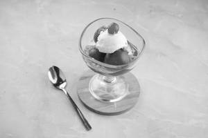 Gulab Jamun 4pcs With Ice Cream
