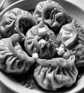 Veg And Cheese Butter Garlic Sauce Momos [5 pcs]