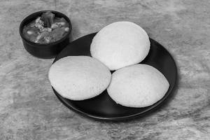 Idli With Poondu Vengaya Thokku (3 Pcs)