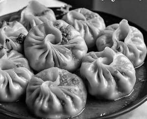 Chicken Cheese Butter Garlic Sauce Momos [5 pcs]