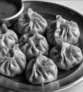 Veg Butter Garlic Sauce Momos [5 pcs]