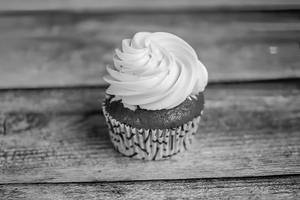 Red Velvet Cake [500 Grams] With Chocolate Cupcake [4 Pieces]