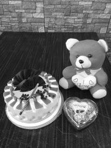 Pineapple Cake [500 grams] Delicious Chocolate and Teddy [6 inches]
