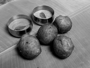 Mangalore Goli Bajji (4 Pcs)