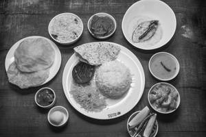 Mahabhoj Elish & Chicken Thali