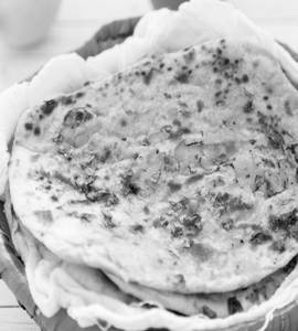 Stuffed Kulcha (2pc) With Curry And Curd