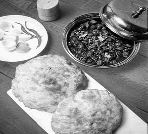 Chhole bhature [2 pieces]