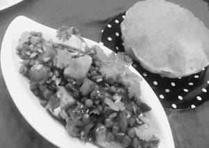Aloo Chana Masala With 4 Nos. Poori