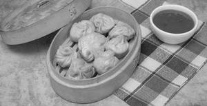 Veg Momos [8 Pieces]