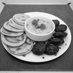 Hummus With Pita & Falafel